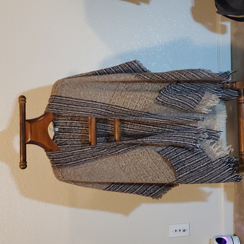QUAGGA Holiday Pocket Shawl w/ Pockets